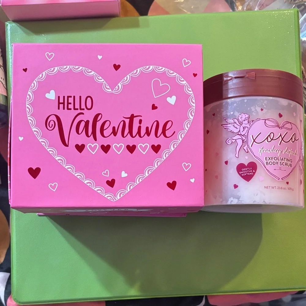 XOXO Exfoliating Body Scrub - Strawberry Shortcake 23.6 oz jar